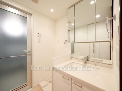 Powder Room ※Photo of the same layout on 21 floor. Decoration and fixture may differ.