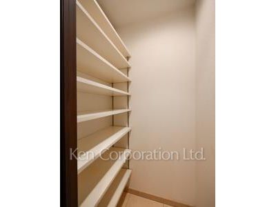 Shoes-In Closet ※Photo of the same layout on 7 floor. Decoration and fixture may differ.