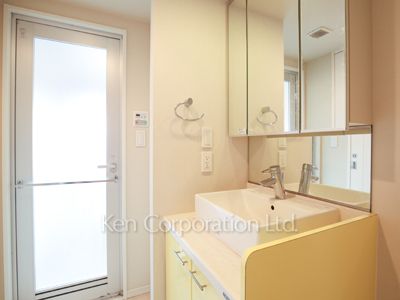 Powder Room ※Photo of the same layout on 16 floor. Decoration and fixture may differ.