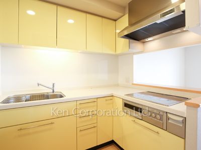 Kitchen ※Photo of the same layout on 16 floor. Decoration and fixture may differ.