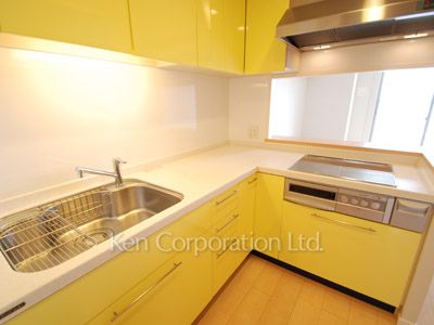 Kitchen ※Photo of the same layout on 12 floor. Decoration and fixture may differ.