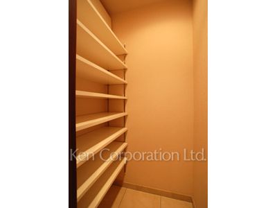 Shoes Closet ※Photo of the same layout on 22 floor. Decoration and fixture may differ.