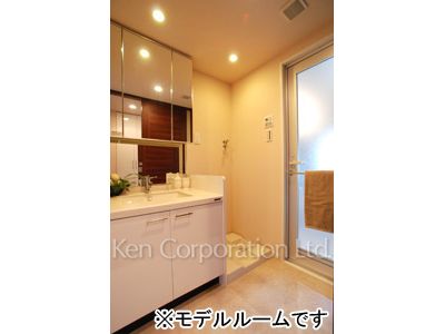 Powder Room ※Photo of the same layout on 19 floor. Decoration and fixture may differ.