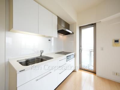 Kitchen ※Photo of the same layout on 20 floor. Decoration and fixture may differ.