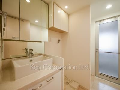 Powder Room ※Photo of the same layout on 20 floor. Decoration and fixture may differ.