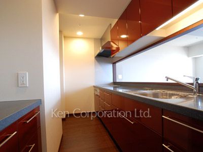 Kitchen ※Photo of the same layout on 28 floor. Decoration and fixture may differ.