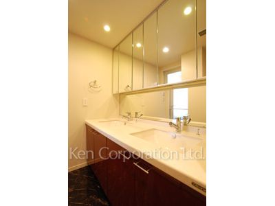 Powder Room ※Photo of the same layout on 28 floor. Decoration and fixture may differ.