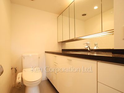 Powder Room ※Photo of the same layout on 4 floor. Decoration and fixture may differ.