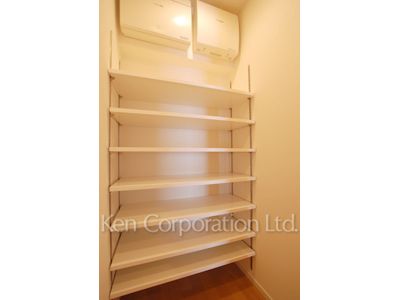 Shoes-In Closet ※Photo of the same layout on 28 floor. Decoration and fixture may differ.