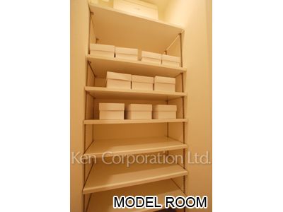 Shoes-In Closet ※Photo of the same layout on 29 floor. Decoration and fixture may differ.