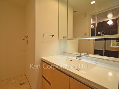 Powder Room ※Photo of the same layout on 3 floor. Decoration and fixture may differ.