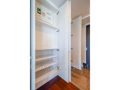 Shoes Closet ※Photo of the same layout on 13 floor. Decoration and fixture may differ.