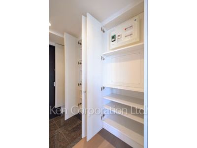 Closet ※Photo of the same layout on 9 floor. Decoration and fixture may differ.