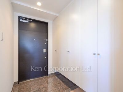 Entrance ※Photo of the same layout on 9 floor. Decoration and fixture may differ.