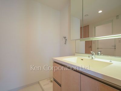 Powder Room ※Photo of the same layout on 9 floor. Decoration and fixture may differ.