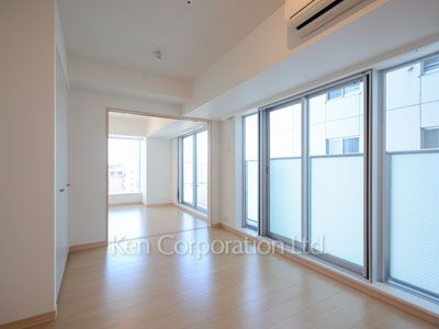 Living-Dining ※Photo of the same layout on 11 floor. Decoration and fixture may differ.