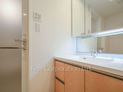Powder Room ※Photo of the same layout on 11 floor. Decoration and fixture may differ.