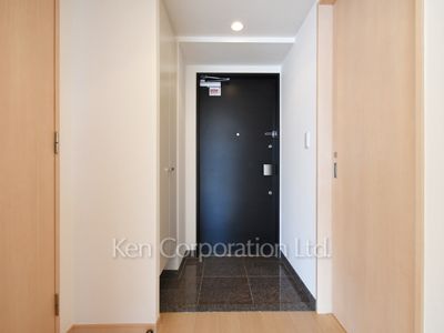 Entrance ※Photo of the same layout on 9 floor. Decoration and fixture may differ.