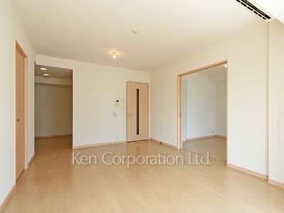 Living-Dining ※Photo of the same layout on 9 floor. Decoration and fixture may differ.