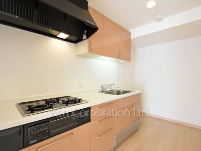 Kitchen ※Photo of the same layout on 9 floor. Decoration and fixture may differ.