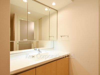 Powder Room ※Photo of the same layout on 9 floor. Decoration and fixture may differ.