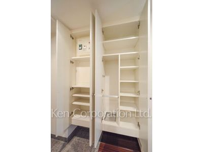 Shoes Closet ※Photo of the same layout on 17 floor. Decoration and fixture may differ.