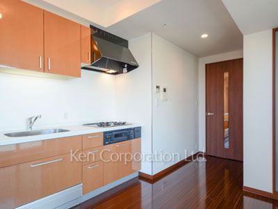 Kitchen ※Photo of the same layout on 17 floor. Decoration and fixture may differ.