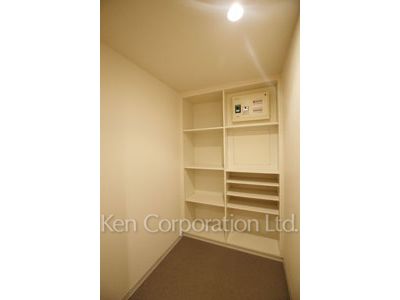 Shoes-In Closet ※Photo of the same layout on 22 floor. Decoration and fixture may differ.
