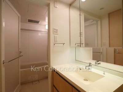 Powder Room ※Photo of the same layout on 22 floor. Decoration and fixture may differ.