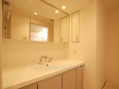 Powder Room ※Photo of the same layout on 3 floor. Decoration and fixture may differ.