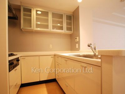 Kitchen ※Photo of the same layout on 7 floor. Decoration and fixture may differ.