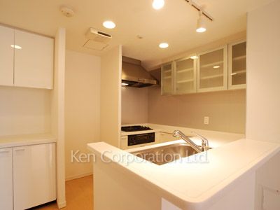 Kitchen ※Photo of the same layout on 7 floor. Decoration and fixture may differ.