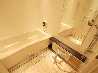 Bath ※Photo of the same layout on 7 floor. Decoration and fixture may differ.