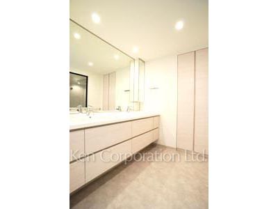 Powder Room ※Photo of the same layout on 19 floor. Decoration and fixture may differ.