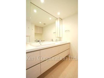 Powder Room ※Photo of the same layout on 19 floor. Decoration and fixture may differ.