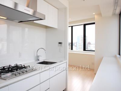 Kitchen ※Photo of the same layout on 11 floor. Decoration and fixture may differ.