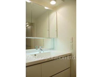 Powder Room ※Photo of the same layout on 11 floor. Decoration and fixture may differ.