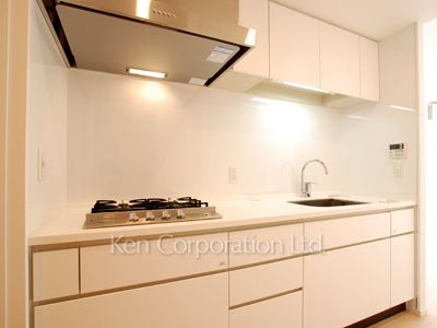 Kitchen ※Photo of the same layout on 4 floor. Decoration and fixture may differ.