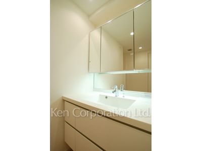 Powder Room ※Photo of the same layout on 4 floor. Decoration and fixture may differ.