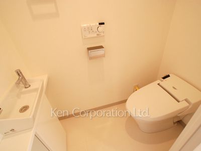 Lavatory ※Photo of the same layout on 4 floor. Decoration and fixture may differ.