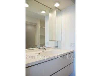 Powder Room ※Photo of the same layout on 11 floor. Decoration and fixture may differ.