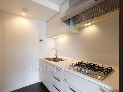 Kitchen ※Photo of the same layout on 3 floor. Decoration and fixture may differ.