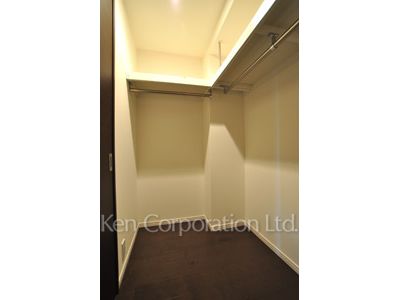Walk-In Closet ※Photo of the same layout on 5 floor. Decoration and fixture may differ.