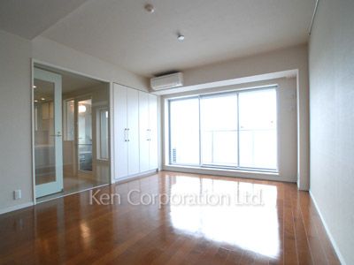 Living-Dining ※Photo of the same layout on 8 floor. Decoration and fixture may differ.