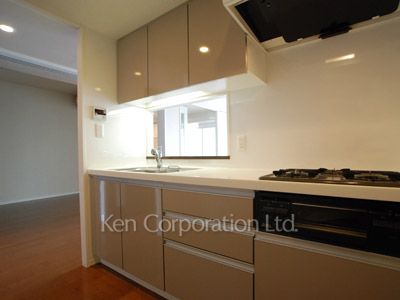 Kitchen ※Photo of the same layout on 8 floor. Decoration and fixture may differ.