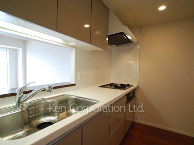Kitchen ※Photo of the same layout on 8 floor. Decoration and fixture may differ.
