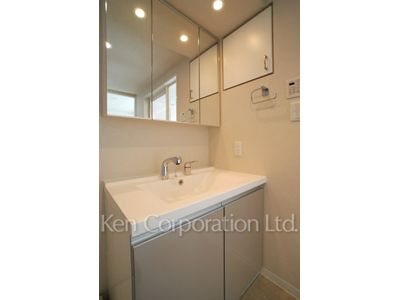 Powder Room ※Photo of the same layout on 8 floor. Decoration and fixture may differ.