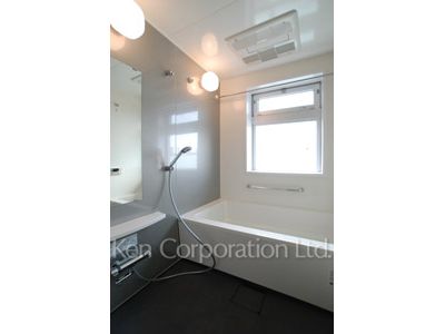 Bath ※Photo of the same layout on 8 floor. Decoration and fixture may differ.
