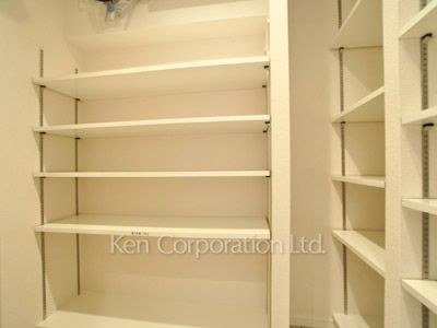 Shoes-In Closet ※Photo of the same layout on 11 floor. Decoration and fixture may differ.