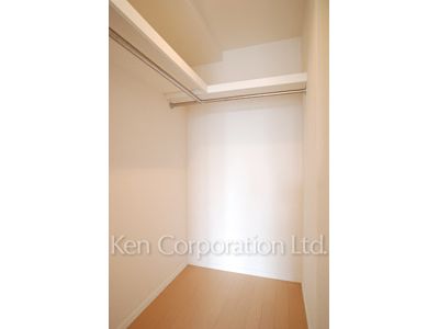 Walk-In Closet ※Photo of the same layout on 12 floor. Decoration and fixture may differ.